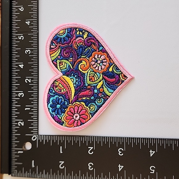HIPPIE FLOWER POWER HEART IRON ON PATCH - Picture 2 of 3